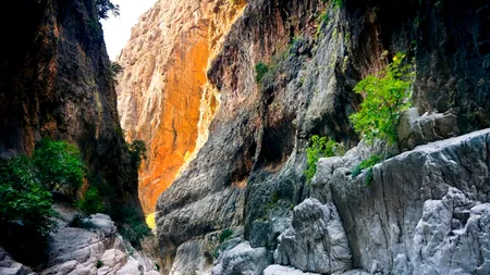 Locul de basm din Europa cunoscut de puțini turiști! Se trece prin apă înghețată pentru a ajunge la o cascadă secretă