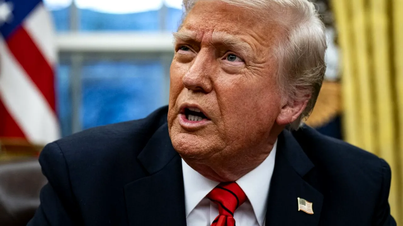 Donald Trump a SEMNAT decretele care majorează taxele vamale pentru importurile de oțel și aluminiu la 25%, 