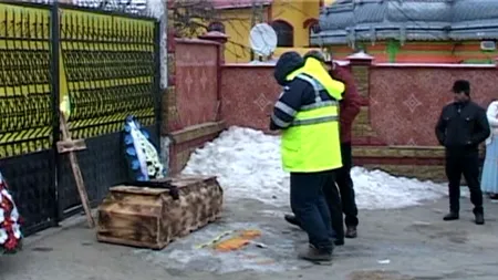 Amenințare sinistră la Iași: o familie de romi s-a trezit la poartă cu un sicriu