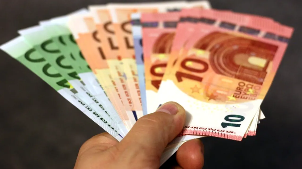 Metoda prin care un bărbat din Vaslui a fost păgubit de o elevă cu 40.000 de euro! Fata, cu 30 de ani mai tânără, a pus la cale o înșelăciune de zile mari - FOTO