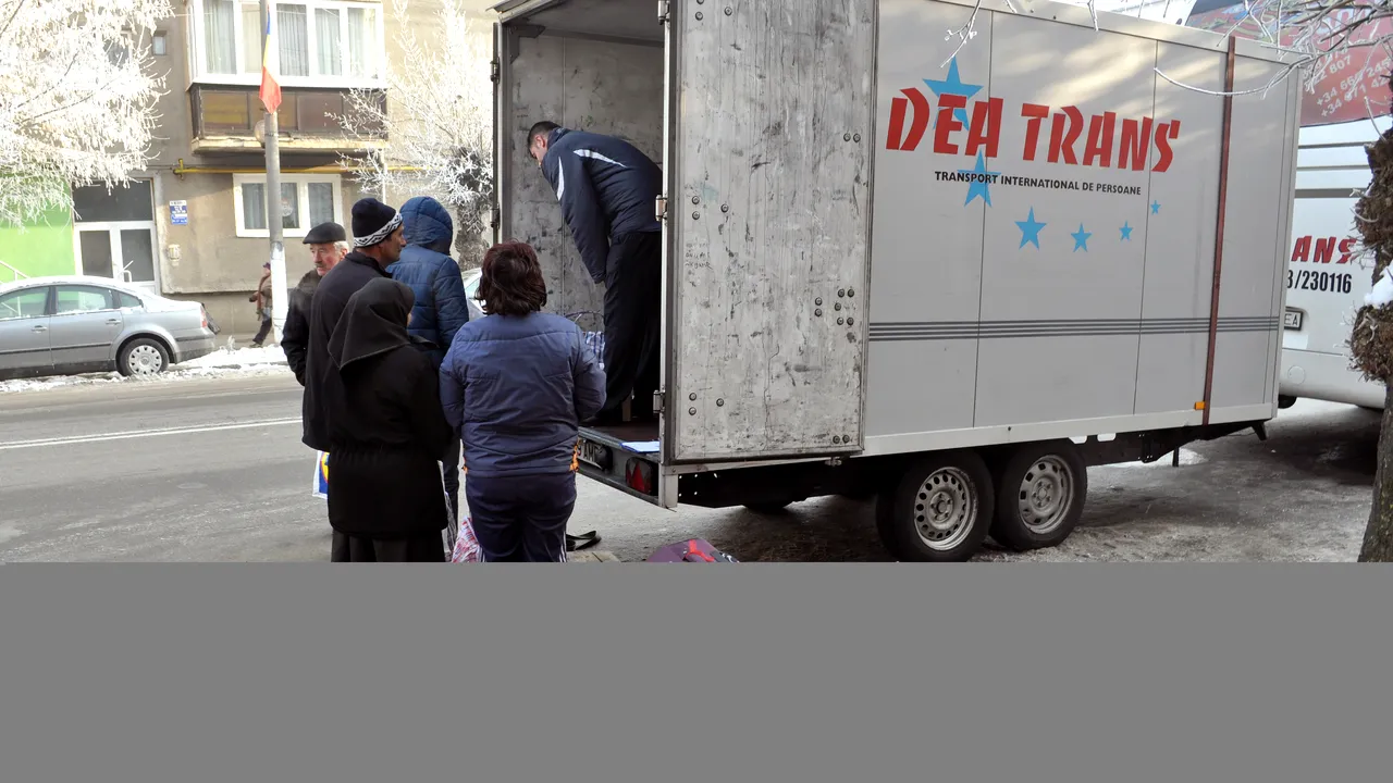 CONTROALE la vamă și pachete MAI MICI. Pesta Porcină dă BĂTĂI DE CAP românilor care trimit produse TRADIȚIONALE rudelor din străinătate