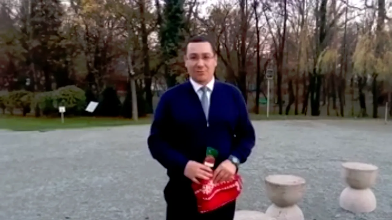 Nu este trucaj, e campanie electorală. Cu un salam în mână, Ponta îi transmite un mesaj lui Iohannis de la Masa Tăcerii