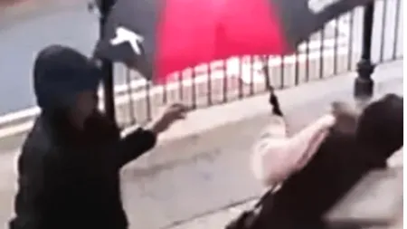 VIDEO | Poliția britanică a intervenit în cazul unui bărbat care a aruncat o pavelă într-o femeie care poartă hijab. Atacatorul a fost arestat