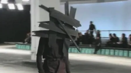 VIDEO. Cele mai extravagante ținute prezentate în cadrul 