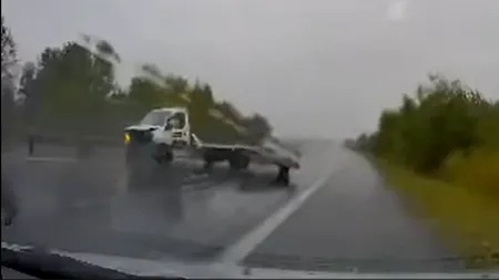 Momentul în care un autoturism pierde controlul mașinii și se izbește de parapetul despărțitor. Circulația e îngreunată din cauza ploii