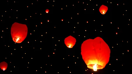 Lampioane, în loc de artificii într-un oraș din România