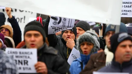 Peste 1.500 de români cu credite în franci elvețieni protestează în fața Parlamentului și în alte cinci orașe. 