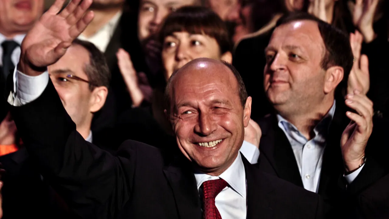 Traian Băsescu a fost operat de URGENȚĂ pe cord, la Paris. Fostul președinte a avut dificultăți cu stenturile montate pe inimă