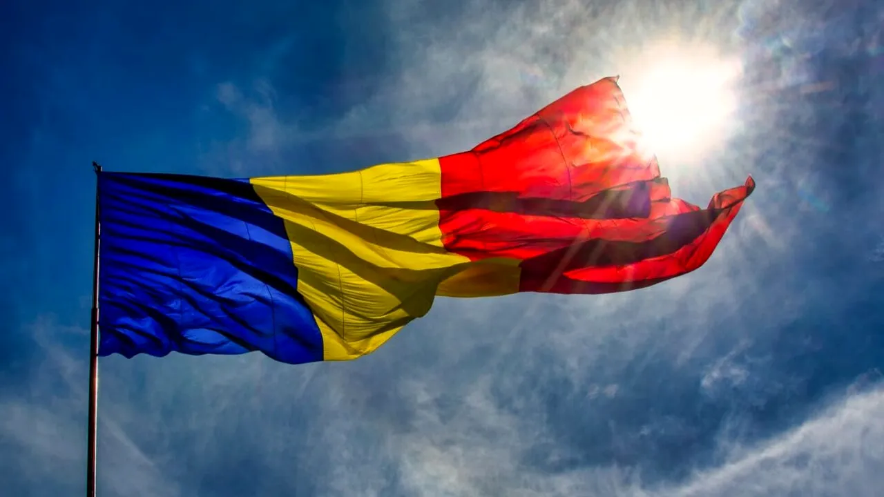 Pângărirea drapelului României, pedepsită cu amenzi uriașe. LEGEA a fost adoptată de Parlament