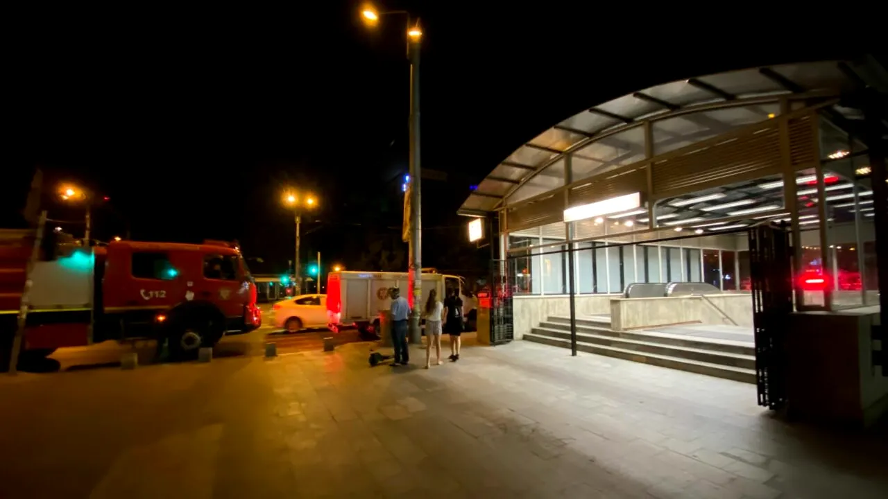 GALERIE FOTO - Incendiu la stația de metrou Titan. Un transformator a luat foc / Călătorii au fost evacuați