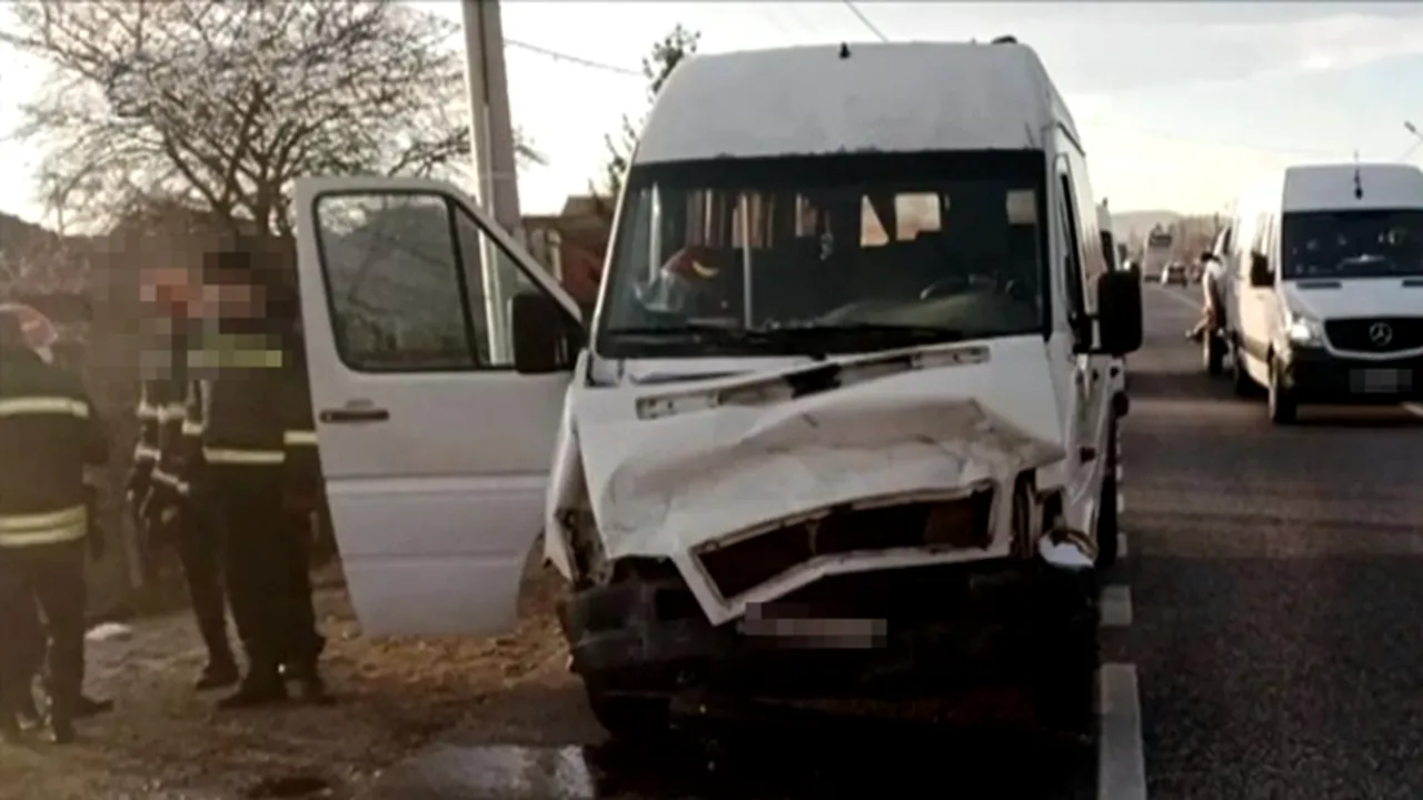 Microbuz școlar, implicat într-un accident în Bacău. Șapte elevi au ajuns la spital
