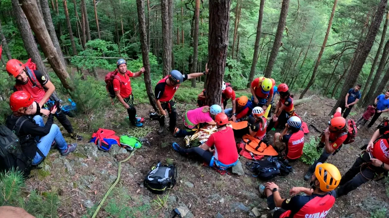 Două turiste s-au accidentat pe un traseu din Munții Făgăraș. Salvamontiștii au intervenit inclusiv cu ajutorul unui elicopter SMURD