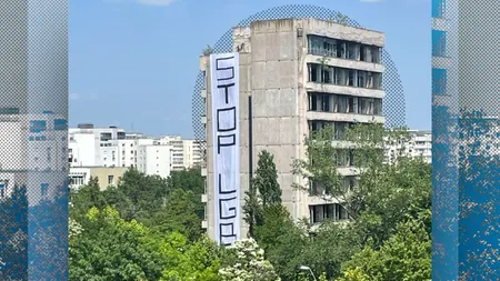 Un banner uriaş cu mesajul 
