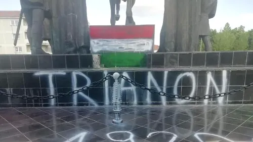 Patru adolescenți, cercetaţi pentru vandalizarea statuii lui Mihai Viteazul din Sfântu Gheorghe