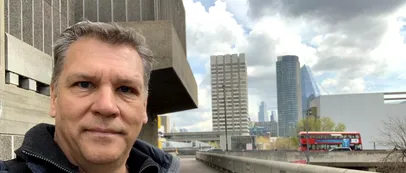 EXCLUSIV | Secretul serialului „Sex Education”, dezvăluit de Deon Du Preez, supervising location manager. „E o adevărată mină de aur”