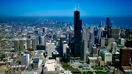 Viralul zilei: Momentul terifiant în care podeaua din sticlă de la etajul 103 al unui zgârie-nori se crapă în timp ce o familie calcă pe ea - VIDEO