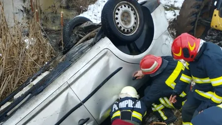 VIDEO | Intervenție de urgență în Argeș. Doi bărbați au murit după ce un autoturism a căzut într-un pârâu