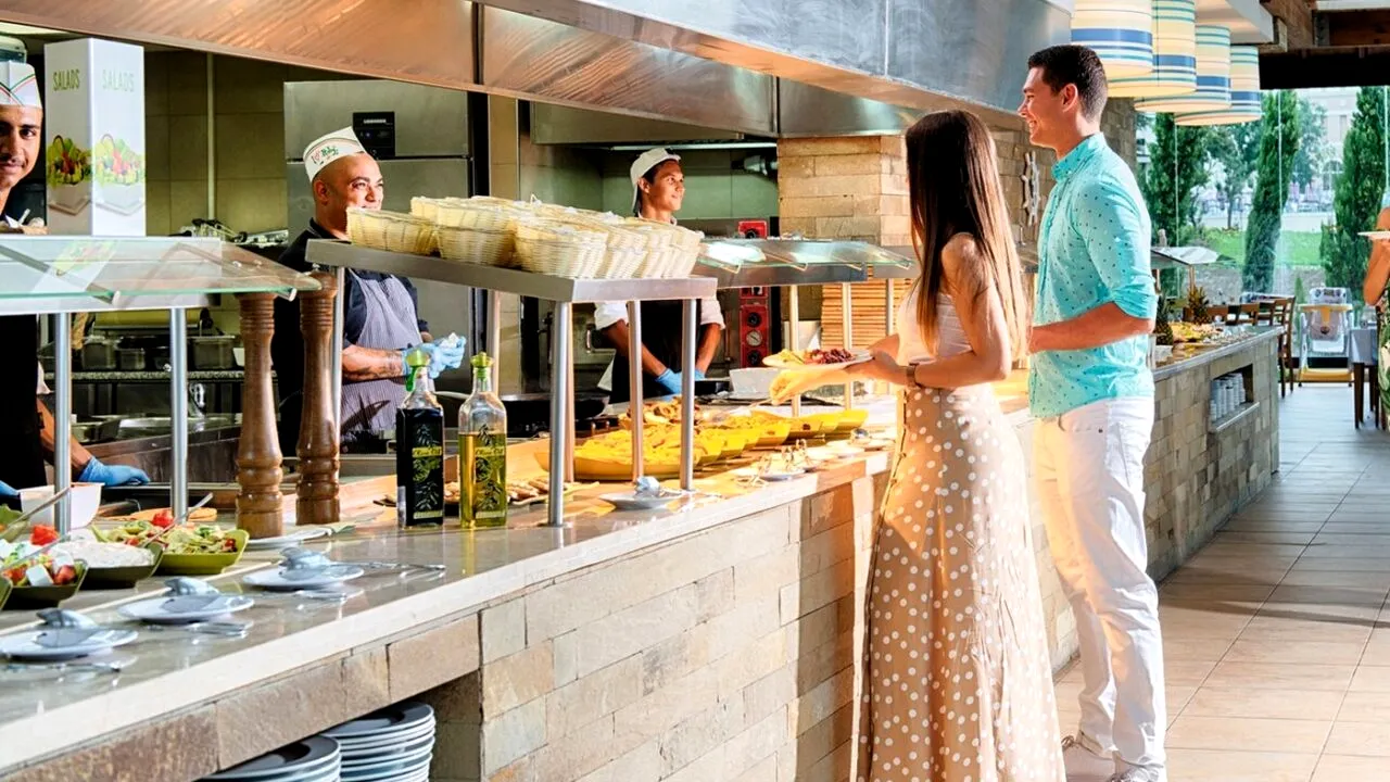 Cum a fost umilită o turistă în restaurantul unui hotel de 4 stele din Eforie Nord. Ce i-a făcut șeful de sală când i-a cerut desert