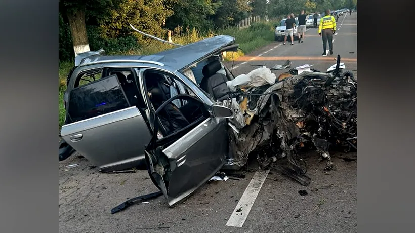 Accident cumplit în Botoșani. Doi tineri au murit, iar altul este internat în spital, după ce au intrat cu mașina într-un copac și partea din față s-a făcut franjuri (FOTO) | UPDATE