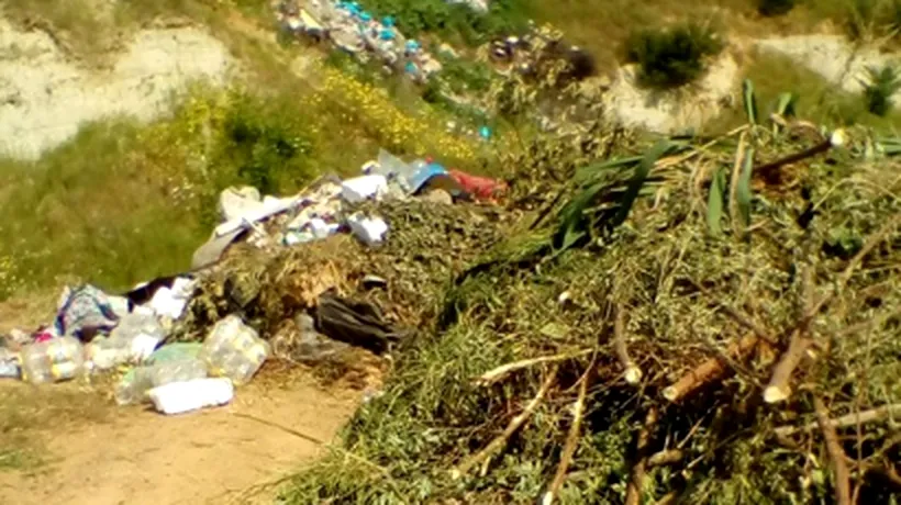 Mai multe deșeuri medicale au fost descoperite lângă un râu. Firma care se ocupa de colectarea lor le-a abandonat
