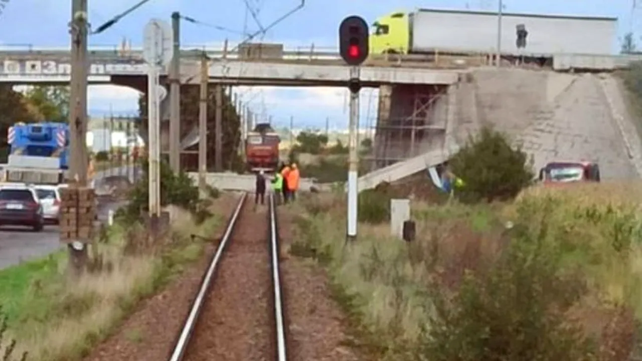 O parte din pasajul care face legătura între Brașov și Prejmer, aflat în reparații, a căzut peste calea ferată și DN 10. Traficul auto și cel feroviar sunt afectate