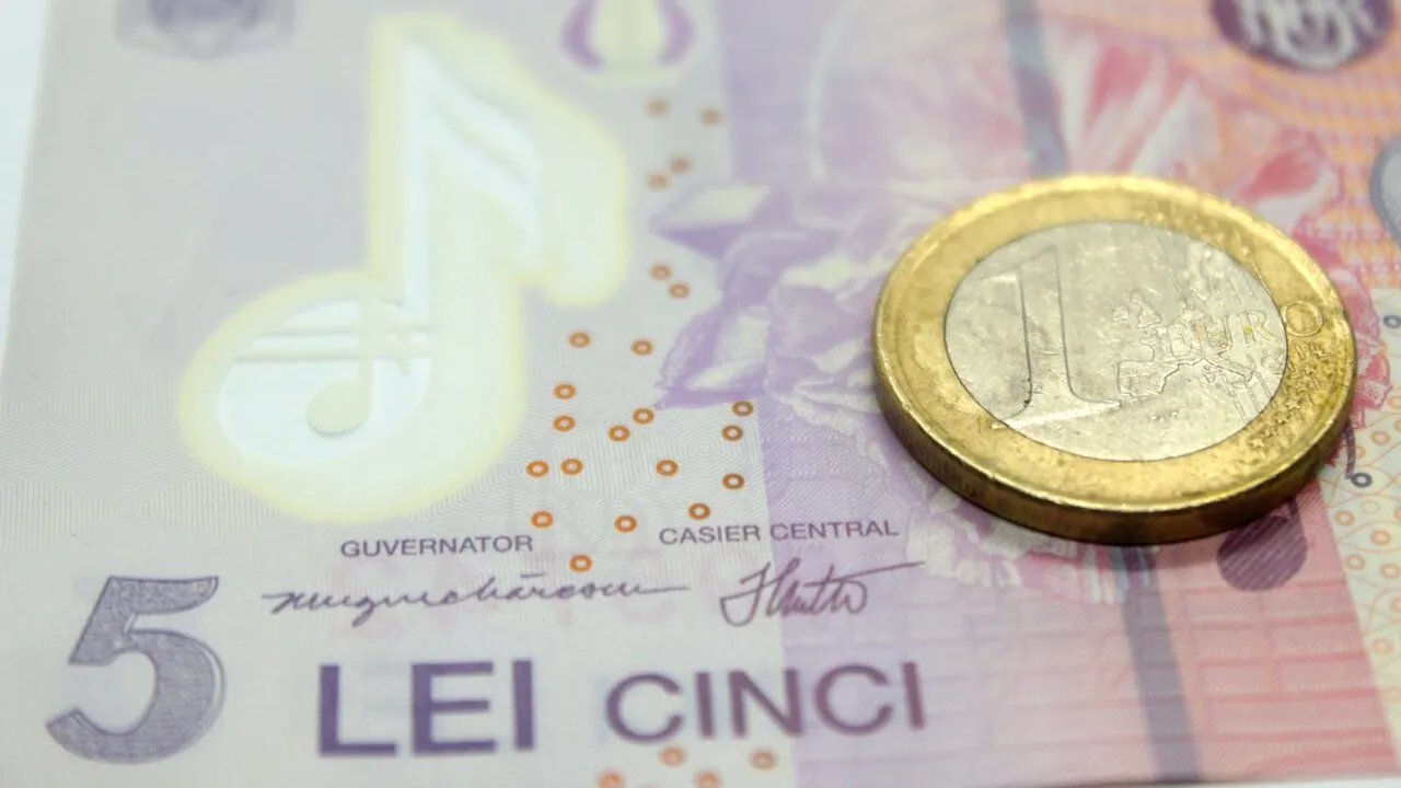 Analiștii anticipează că leul se va deprecia la peste 5 lei/euro, peste un an. „Încrederea în evoluţia viitoare a economiei continuă să se reducă”