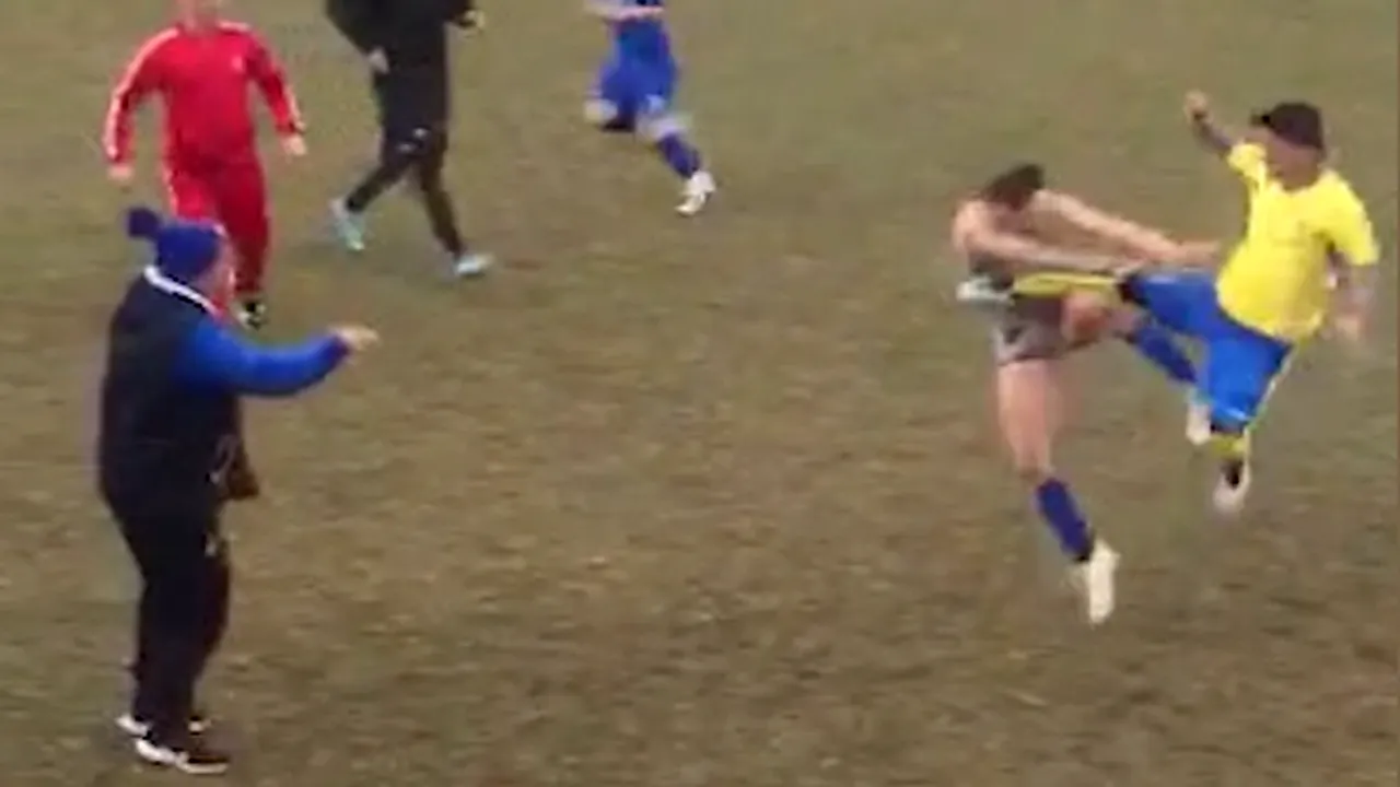 Poliția anchetează bătaia generală izbucnită la meciul de fotbal dintre Voința Domnești și Sănătatea Buftea