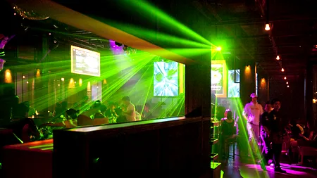 Un bar funcționa cu un generator parcat în stradă. Amenzi în valoare de 48.000 de lei în cluburile din Centrul Vechi