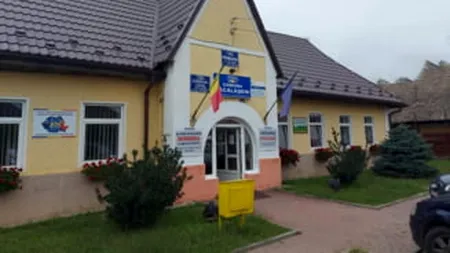 Un primar din România îi îndeamnă pe cetățeni să facă gargară cu sare dacă au dureri în gât. ”Nu vă temeți, în ciuda sirenelor care sună înfiorător”