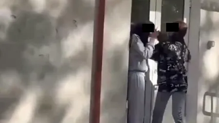 VIDEO | Violențe fără margini în fața Liceului Ita Wegman din Capitală. O elevă a fost lovită cu pumnii și picioarele de o altă tânără, dintr-un motiv absurd