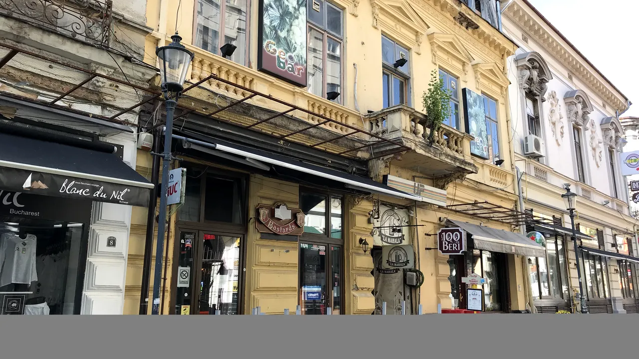 Patru bărbați acuzați că furau bunuri de la turiștii străini din Centrul Vechi al Capitalei au fost reținuți