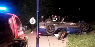 Un cetățean străin, fără permis, s-a răsturnat cu mașina pe o stradă din MEDIAȘ. Șoferul și o tânără au ajuns la spital