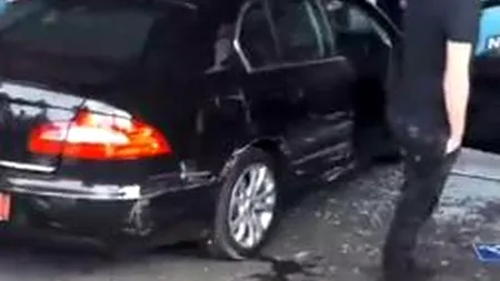 Trebuie SĂ CURGĂ SÂNGE pentru țara asta! Un tănăr ÎNJUNGHIE un alt bărbat, LOVEȘTE doi pietoni și intră cu mașina ÎN MULȚIME la Brăila. Mai mulți răniți în STARE GRAVĂ