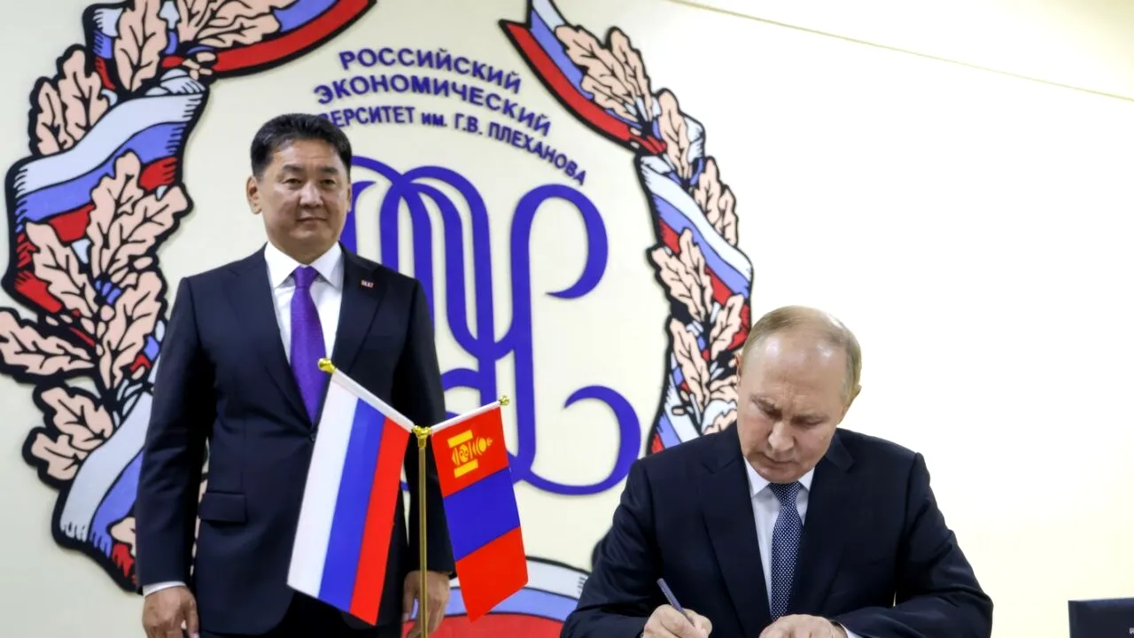 Vladimir PUTIN a fost primit în MONGOLIA cu onoruri. Președintele rus e vizat de un mandat internațional de arestare care se aplică și la Ulan Bator