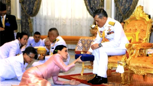 IZOLARE PARADISIACĂ pentru Regele Thailandei, „captiv” alături de 20 de femei, într-un hotel de lux, închiriat pentru haremul său