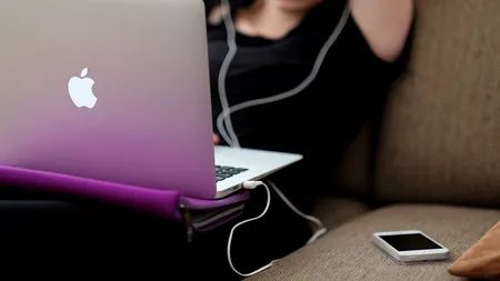 Căderea în timpul mersului de la pat la birou este un accident de muncă, a decis o instanță germană