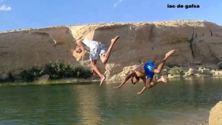 Nu este halucinație: o oază apărută ca prin minune în deșert a fost luată cu asalt de mii de tunisieni