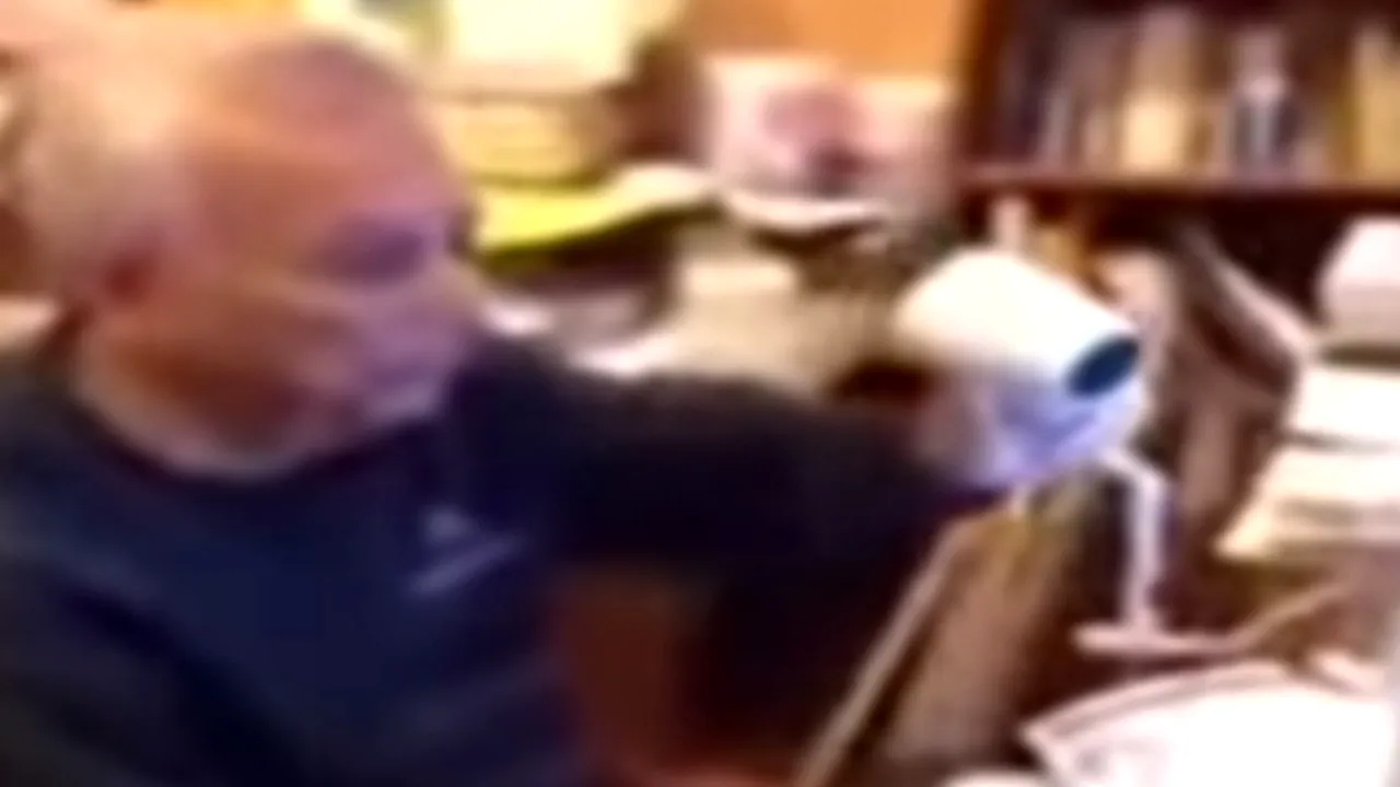 Cum încearcă un bunic să repare calculatorul nepotului. Filmulețul a devenit viral