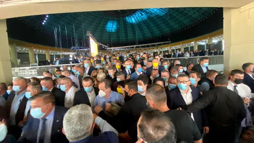 VIDEO & FOTO | Congresul PNL. Cum au stat liberalii în sală și ce reguli sanitare au respectat în prima zi cu restricțiile din scenariul roșu în București