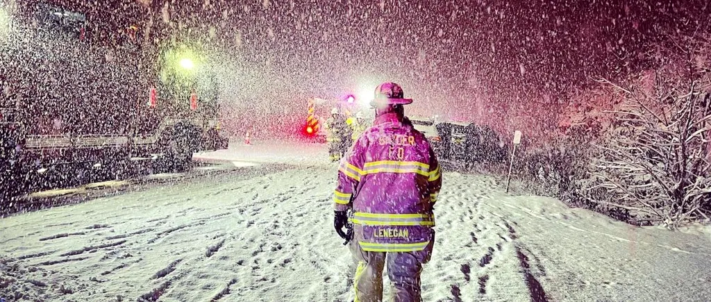 FOTO&VIDEO | New York, îngropat în zăpadă! Cel puțin două decese, mii de case fără electricitate, clădiri prăbușite!