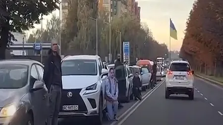 VIDEO | Imagini emoționante într-un oraș din Ucraina. Zeci de oameni au îngenuncheat la vederea unui convoi care aducea de pe front cadavrele soldaților ucraineni