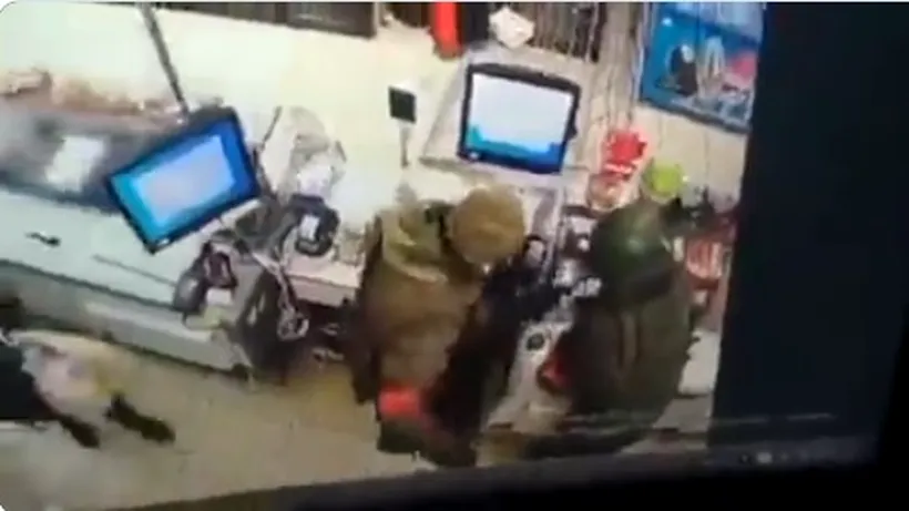 VIDEO | Mai mulți militari ruși, filmați în timp ce fură dintr-un magazin din Ucraina