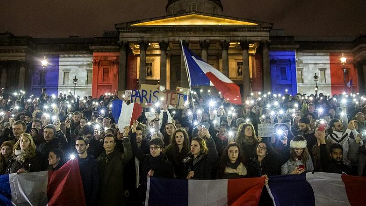 Mesajul sfidător al revistei Charlie Hebdo pentru teroriștii care au executat peste o sută de oameni la Paris