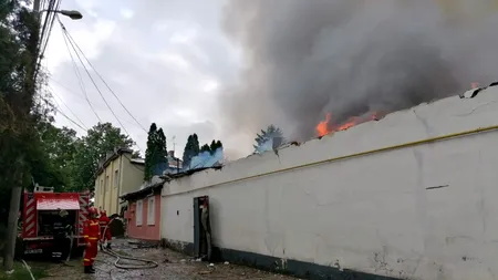 VIDEO. Incendiu de proporții în Iași. Degajări mari de fum la un depozit de textile