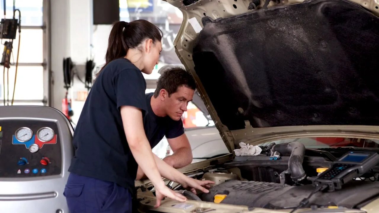 Cel mai mare grup din Parlamentul European vrea să salveze motorul cu ardere internă. NORMELE de emisie trebuie revizuite