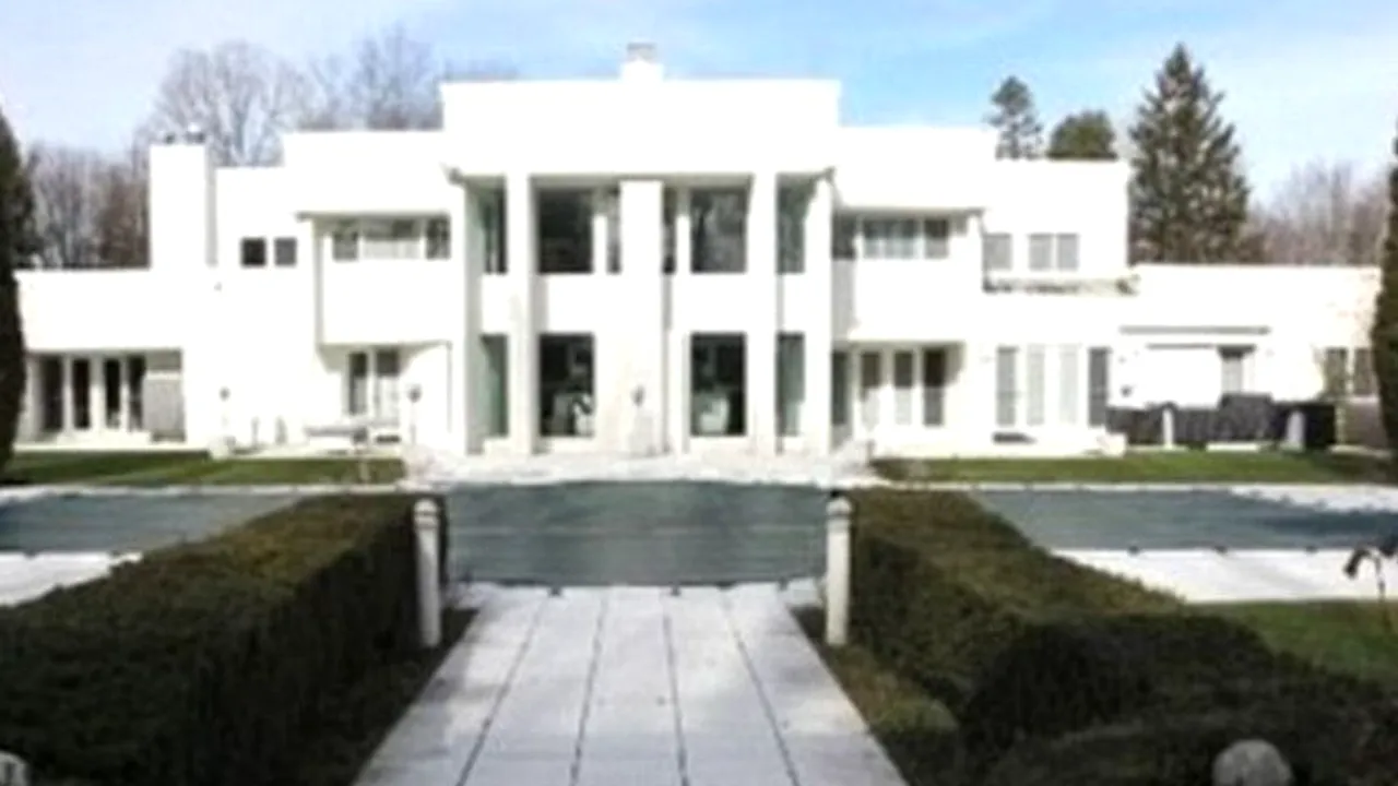 GALERIE FOTO: Este aceasta cea mai URÂTĂ vilă din lume? Cât cer proprietarii pe ea