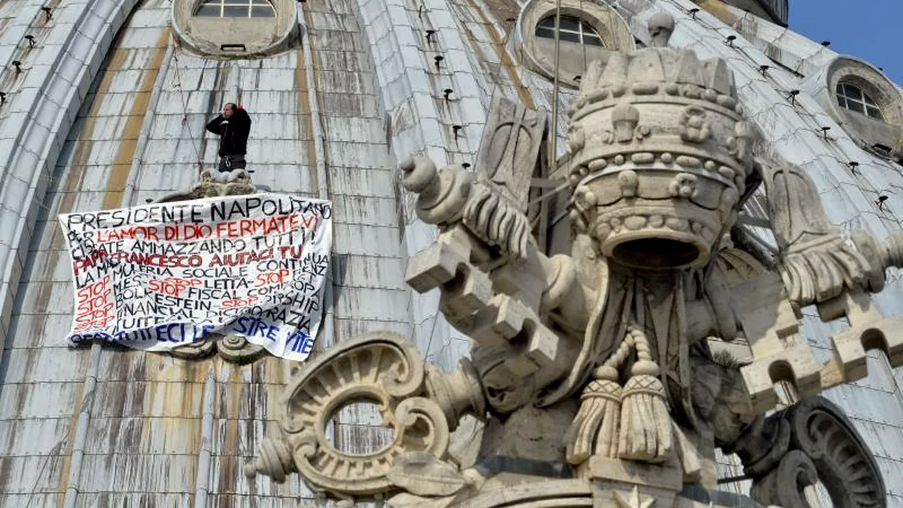 Bărbatul refugiat în vârful bazilicii Sfântul Petru din Roma a coborât