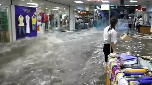 Imagini de coșmar într-un mall: apa de la inundații mătură tot în cale