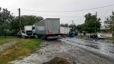 VIDEO | O minoră de 16 ani a murit și patru adulți au fost răniți, după un carambol produs pe un drum din județul Neamț