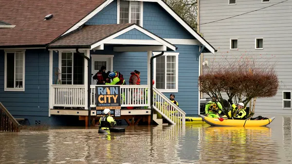 SUA se confruntă cu inundații istorice în statul Washington. 100.000 de oameni sunt evacuați în timp ce râurile ating niveluri record